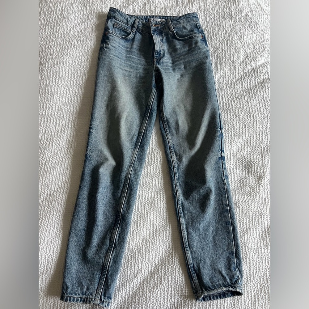 Zara women’s Mom Fit jeans, size 24 — classic and comfortable style
